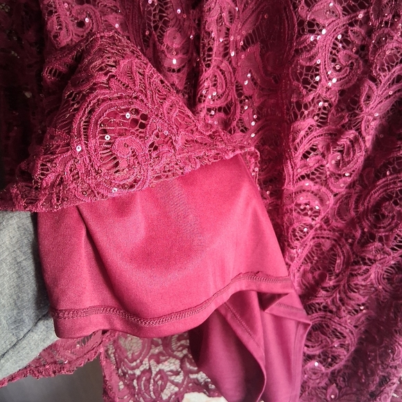 Plus Size 3x Maroon Blouse Fancy Holiday Bell Sleeve Sequin Shimmer Catherines - Picture 6 of 7